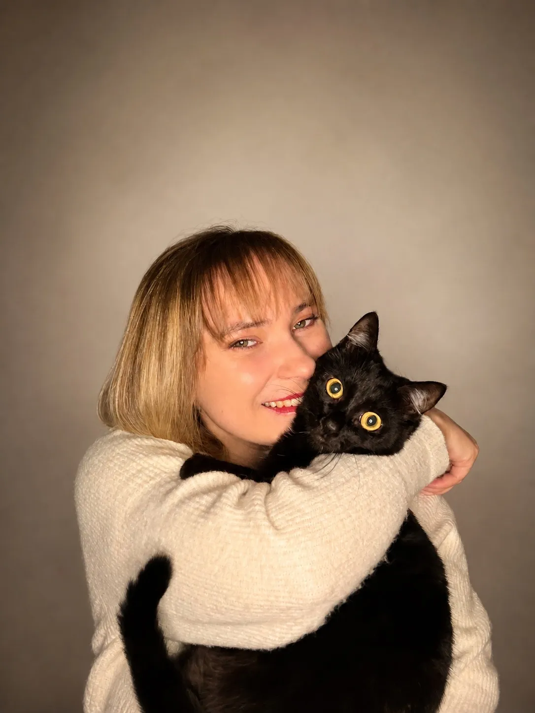Julia trzyma czarnego kota